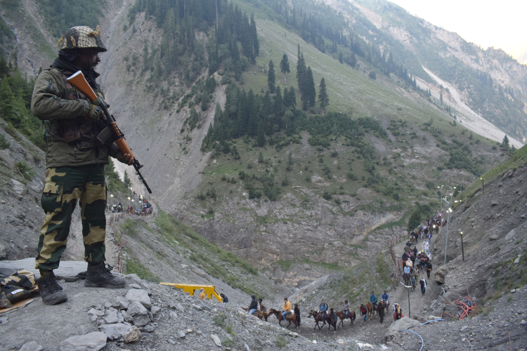 उत्तरी कश्मीर के बालटाल आधार शिविर के 1,670 और पहलगाम आधार शिविर के 4,100 तीर्थयात्री शामिल हैं
